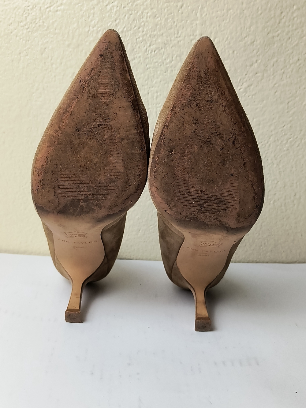 Ann Taylor 8.5M Taupe Suede Pointed-Toe Pumps - Picture 6 of 10
